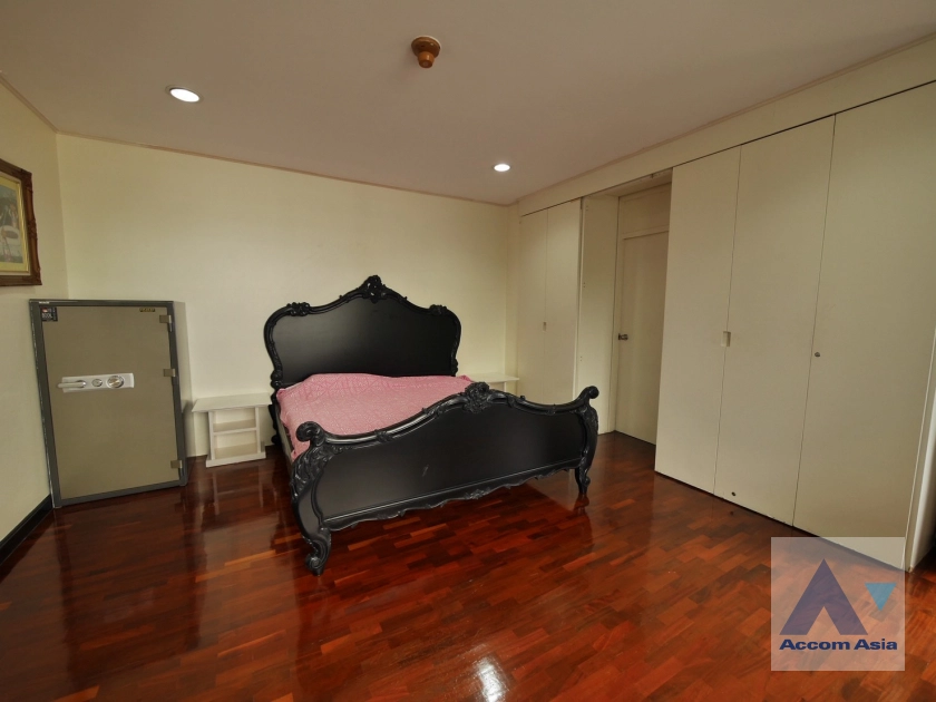 1  3 br Condominium For Sale in Charoen Nakhon ,Bangkok BTS Saphan Taksin at Tridhos City Marina AA44045