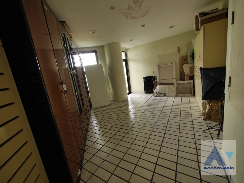 5  3 br Condominium For Sale in Charoen Nakhon ,Bangkok BTS Saphan Taksin at Tridhos City Marina AA44045