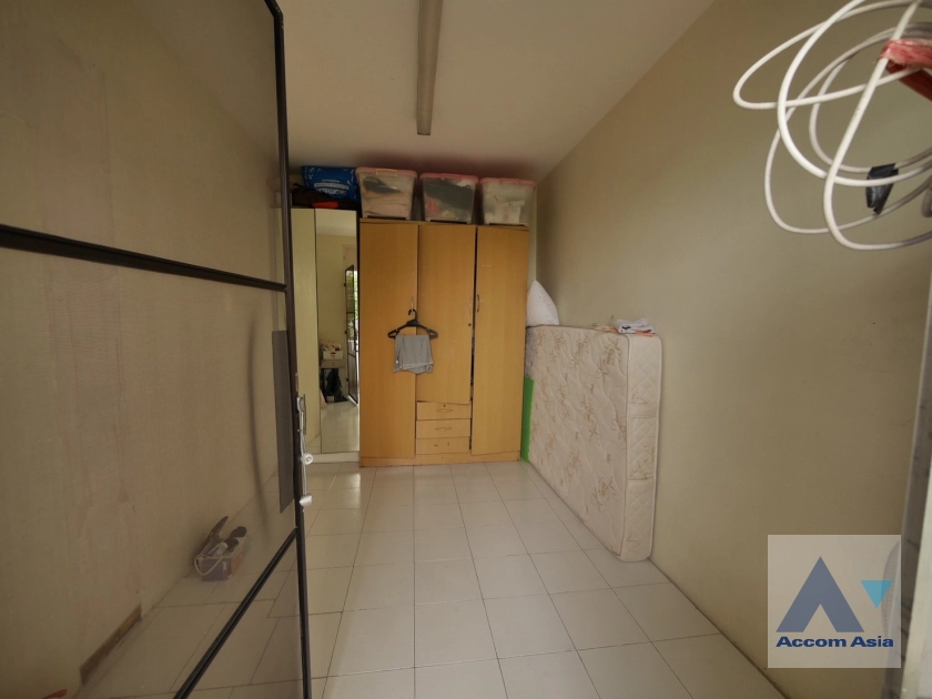 unit 3 Bedrooms  Condominium For Sale in Charoen Nakhon, Bangkok  near BTS Saphan Taksin (AA44045)