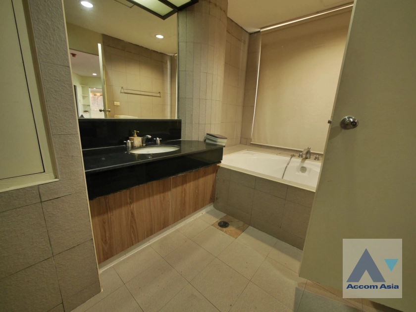 6  3 br Condominium For Sale in Charoen Nakhon ,Bangkok BTS Saphan Taksin at Tridhos City Marina AA44045