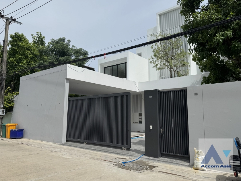 unitPrivate Swimming Pool |  4 Bedrooms  House For Rent in Lat Phrao, Bangkok  (AA44048)