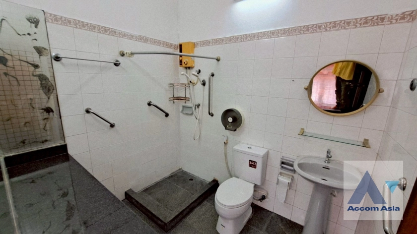 18  5 br Townhouse For Rent in Sukhumvit ,Bangkok BTS Ekkamai AA44069