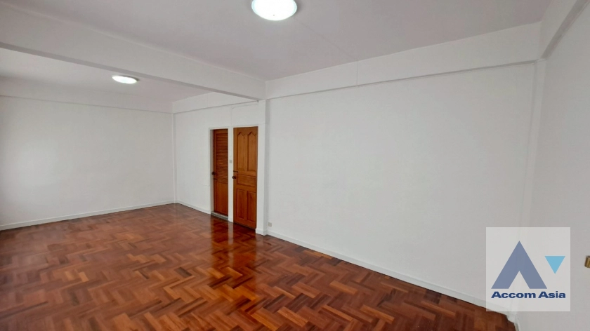 12  5 br Townhouse For Rent in Sukhumvit ,Bangkok BTS Ekkamai AA44069