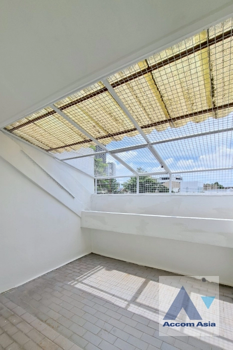 24  5 br Townhouse For Rent in Sukhumvit ,Bangkok BTS Ekkamai AA44069