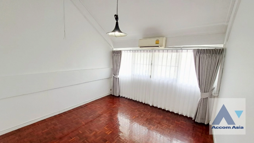 16  5 br Townhouse For Rent in Sukhumvit ,Bangkok BTS Ekkamai AA44069