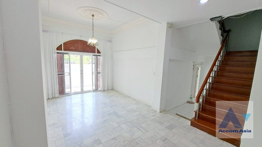 7  5 br Townhouse For Rent in Sukhumvit ,Bangkok BTS Ekkamai AA44069