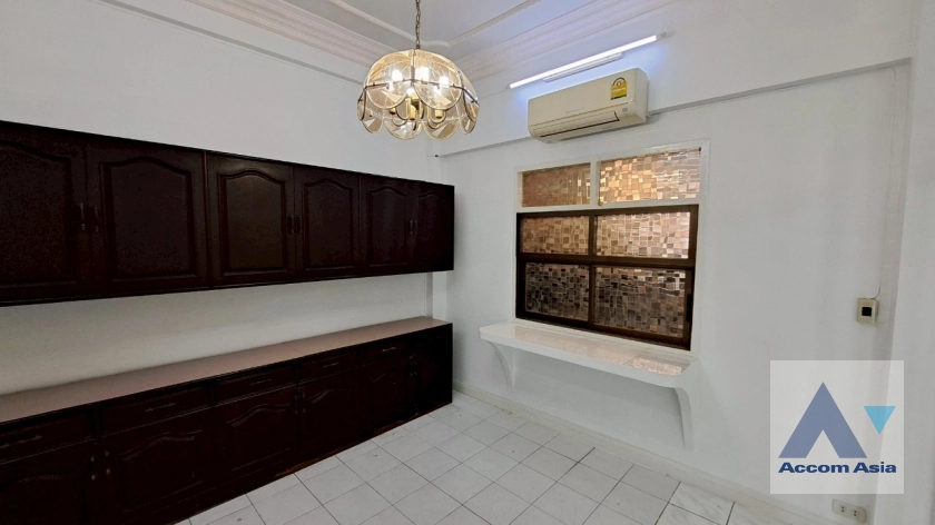 6  5 br Townhouse For Rent in Sukhumvit ,Bangkok BTS Ekkamai AA44069