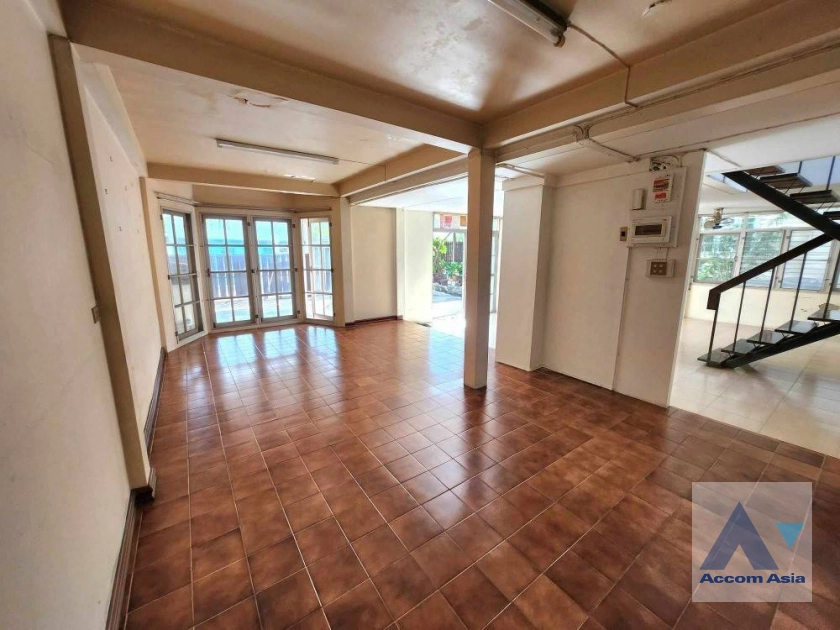 unit 3 Bedrooms  House For Rent & Sale in Sukhumvit, Bangkok  near BTS Bang Chak (AA44082)