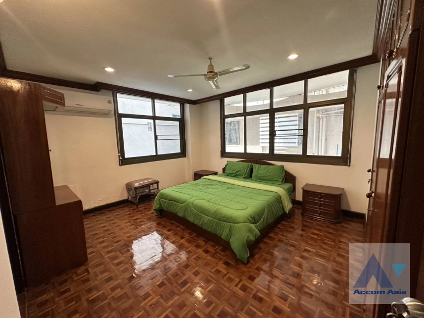 5  3 br Apartment for rent and sale in Sukhumvit ,Bangkok BTS Nana at Low rise and Peaceful AA44087