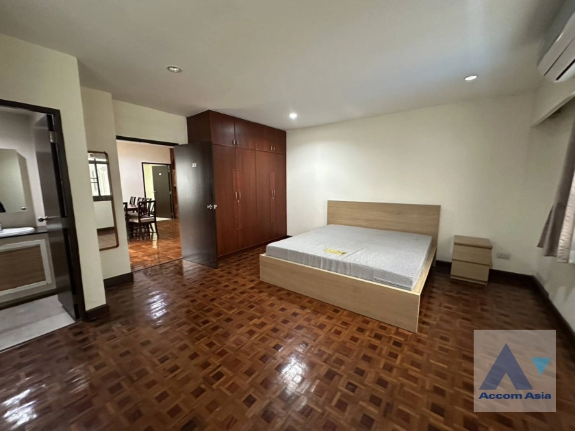 6  4 br Apartment For Rent in Sukhumvit ,Bangkok BTS Nana at Low rise and Peaceful AA44088