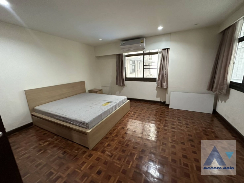 7  4 br Apartment For Rent in Sukhumvit ,Bangkok BTS Nana at Low rise and Peaceful AA44088