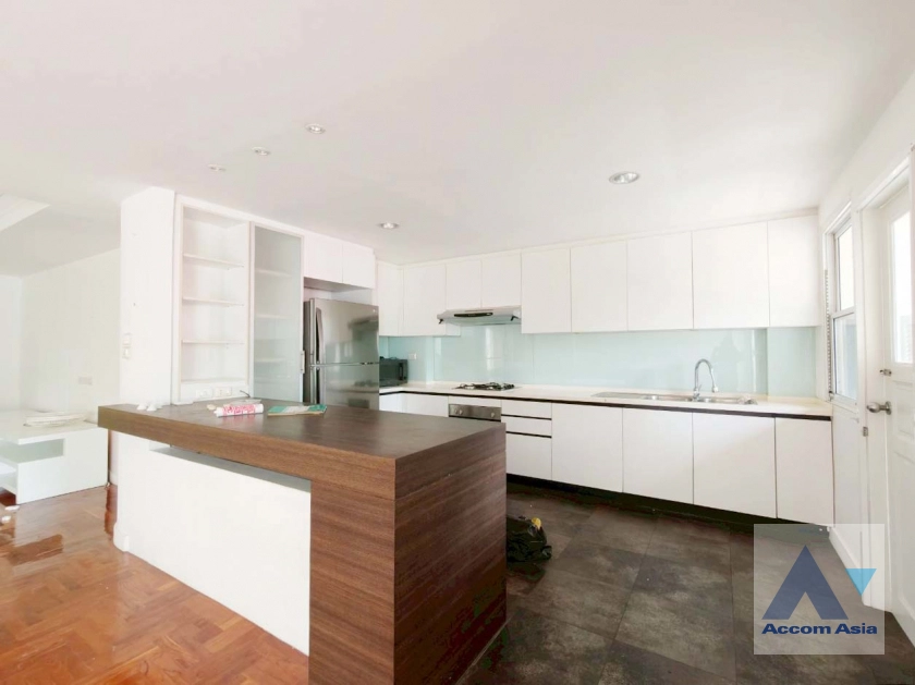 unit 5 Bedrooms  Townhouse For Rent in Sathorn, Bangkok  near BTS Chong Nonsi (AA44091)