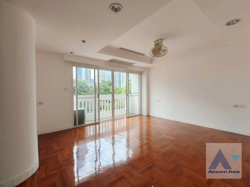 unit 5 Bedrooms  Townhouse For Rent in Sathorn, Bangkok  near BTS Chong Nonsi (AA44091)
