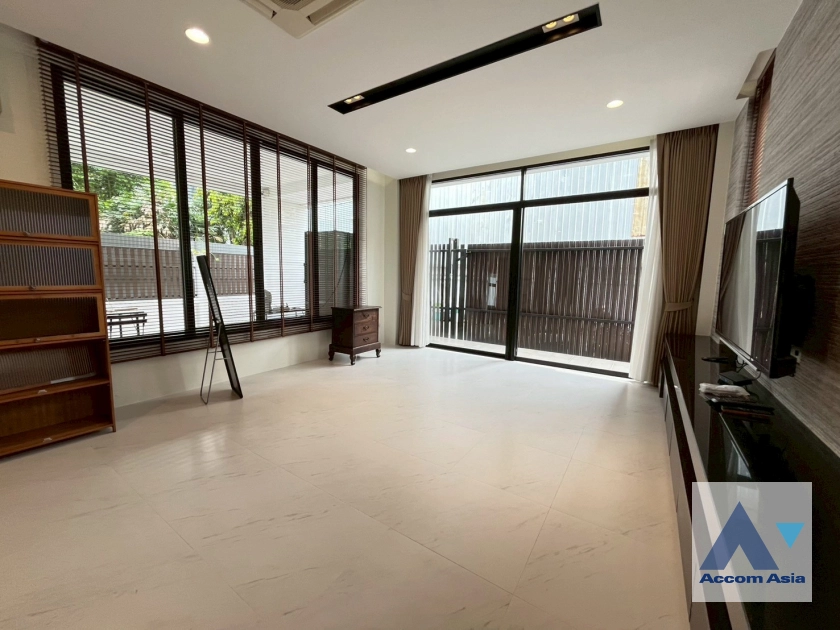 unit 4 Bedrooms  House For Sale in Sukhumvit, Bangkok  near BTS Phrom Phong (AA44093)
