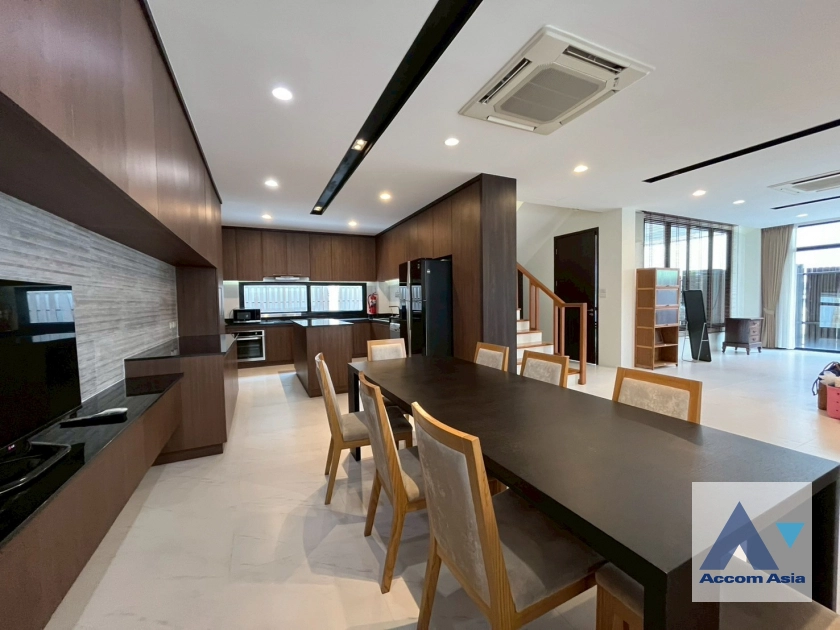 unit 4 Bedrooms  House For Sale in Sukhumvit, Bangkok  near BTS Phrom Phong (AA44093)