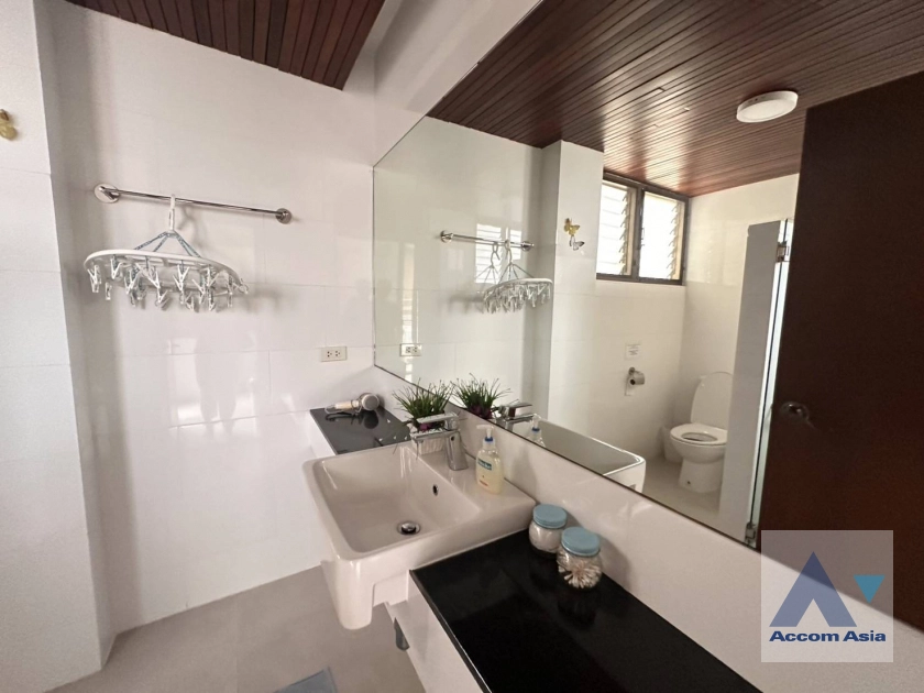 16  3 br Apartment For Rent in Sathorn ,Bangkok BTS Sala Daeng - MRT Lumphini at A cozy apartment  AA44130