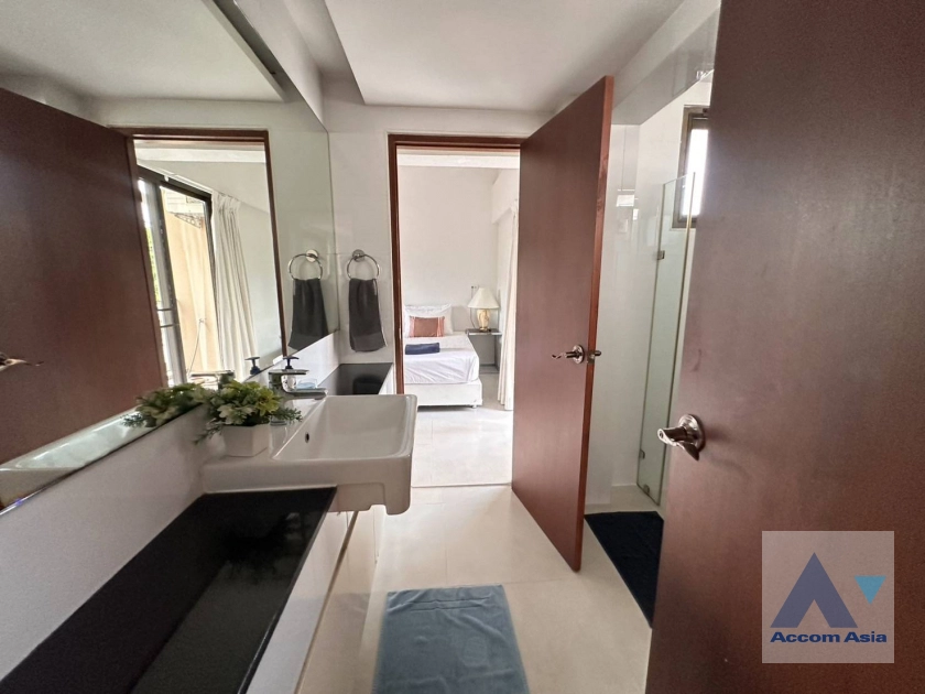 14  3 br Apartment For Rent in Sathorn ,Bangkok BTS Sala Daeng - MRT Lumphini at A cozy apartment  AA44130