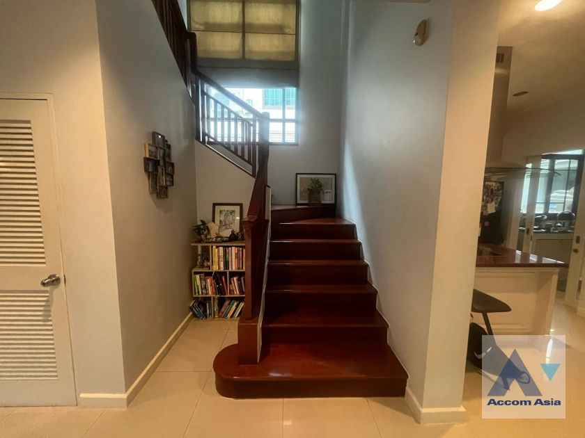 6  3 br House for rent and sale in Pattanakarn ,Bangkok  at Peaceful compound AA44134