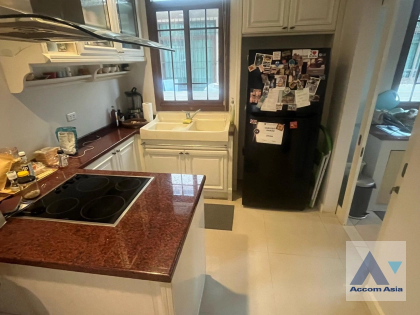 5  3 br House for rent and sale in Pattanakarn ,Bangkok  at Peaceful compound AA44134