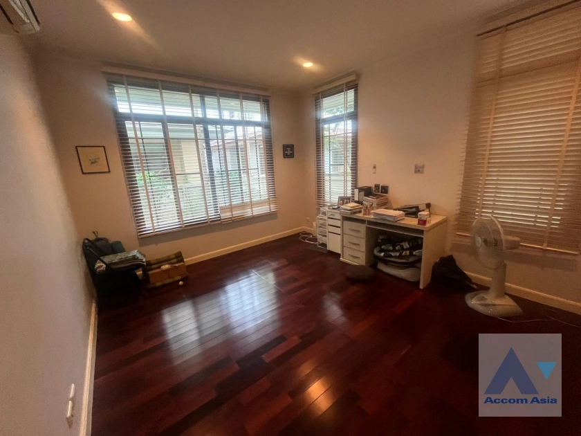 10  3 br House for rent and sale in Pattanakarn ,Bangkok  at Peaceful compound AA44134