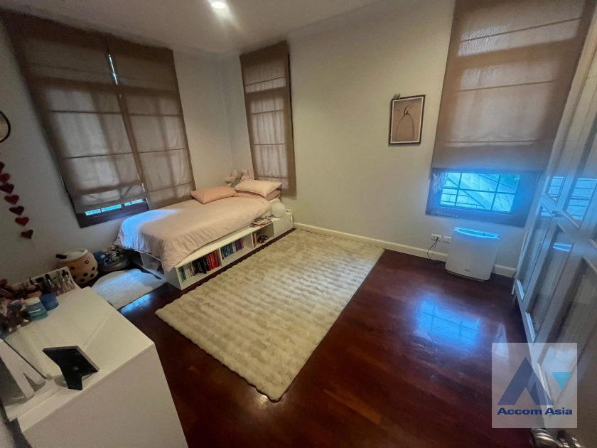 9  3 br House for rent and sale in Pattanakarn ,Bangkok  at Peaceful compound AA44134