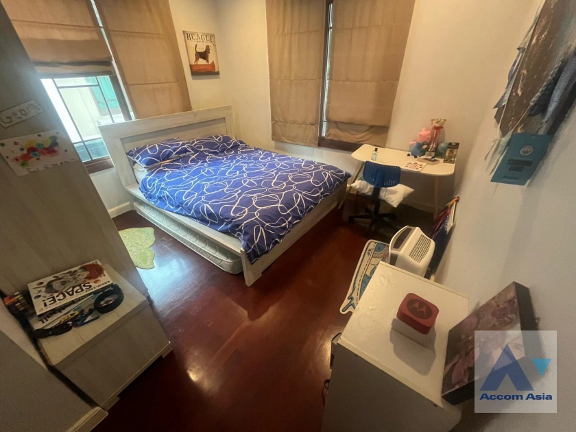 8  3 br House for rent and sale in Pattanakarn ,Bangkok  at Peaceful compound AA44134