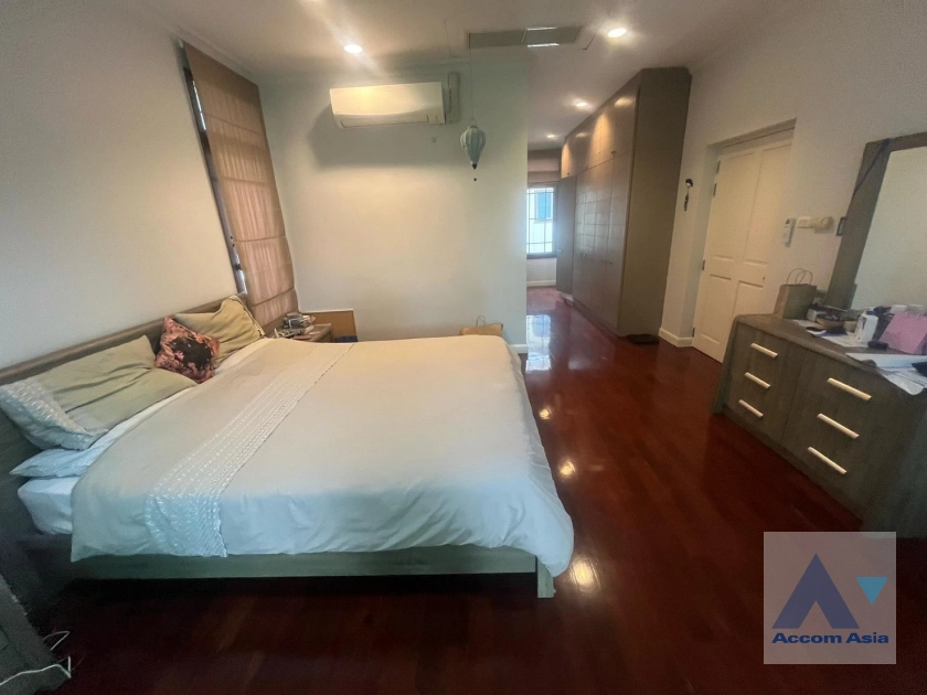 7  3 br House for rent and sale in Pattanakarn ,Bangkok  at Peaceful compound AA44134