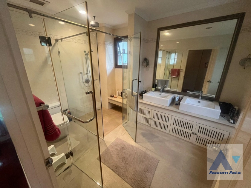 12  3 br House for rent and sale in Pattanakarn ,Bangkok  at Peaceful compound AA44134