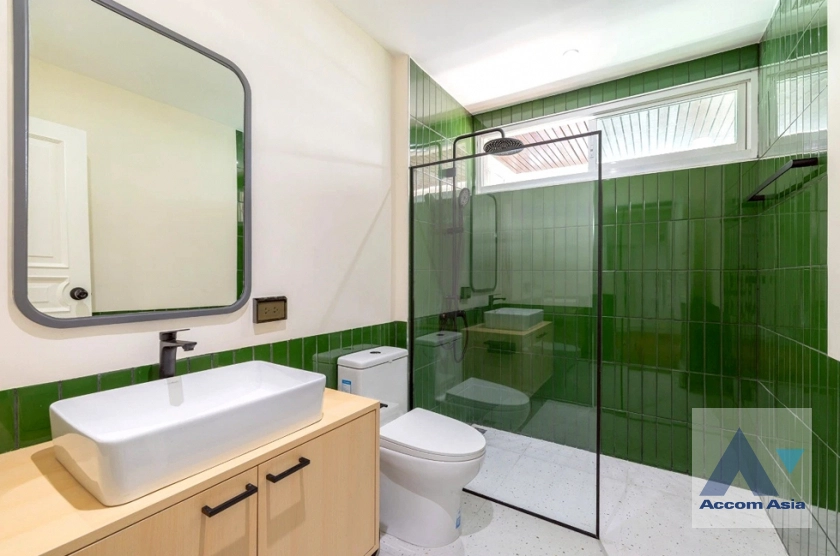 13  2 br Apartment For Rent in Sukhumvit ,Bangkok BTS Phrom Phong at Low-rise apartment in the city center AA44166