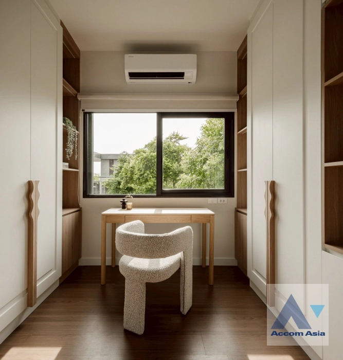 unit 5 Bedrooms  House For Rent in Samutprakan, Samutprakan  near BTS Bang Na (AA44197)