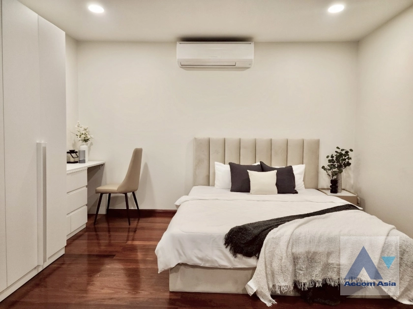 20  5 br House for rent and sale in Ratchadaphisek ,Bangkok MRT Huai Khwang AA44204