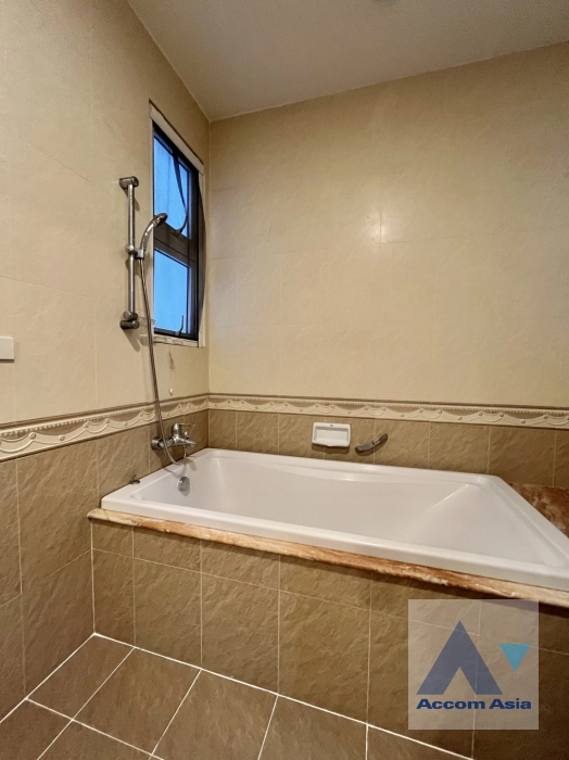 32  5 br House for rent and sale in Ratchadaphisek ,Bangkok MRT Huai Khwang AA44204