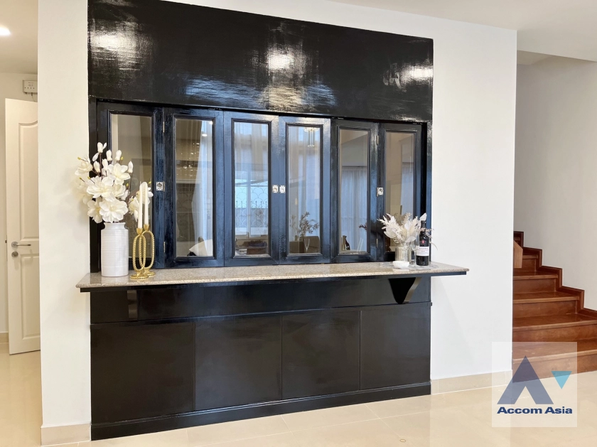 8  5 br House for rent and sale in Ratchadaphisek ,Bangkok MRT Huai Khwang AA44204