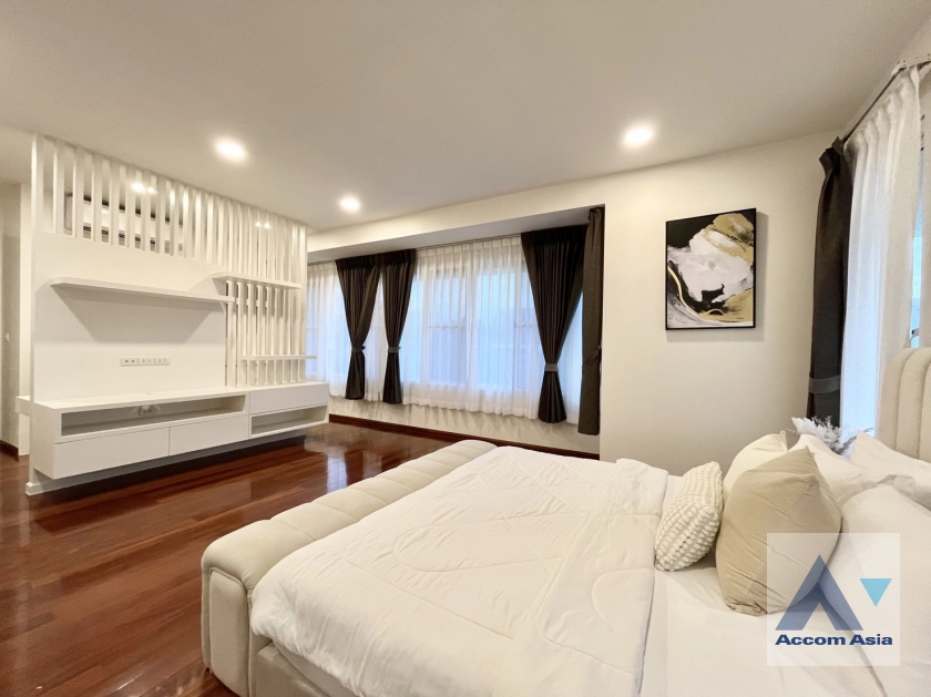 19  5 br House for rent and sale in Ratchadaphisek ,Bangkok MRT Huai Khwang AA44204