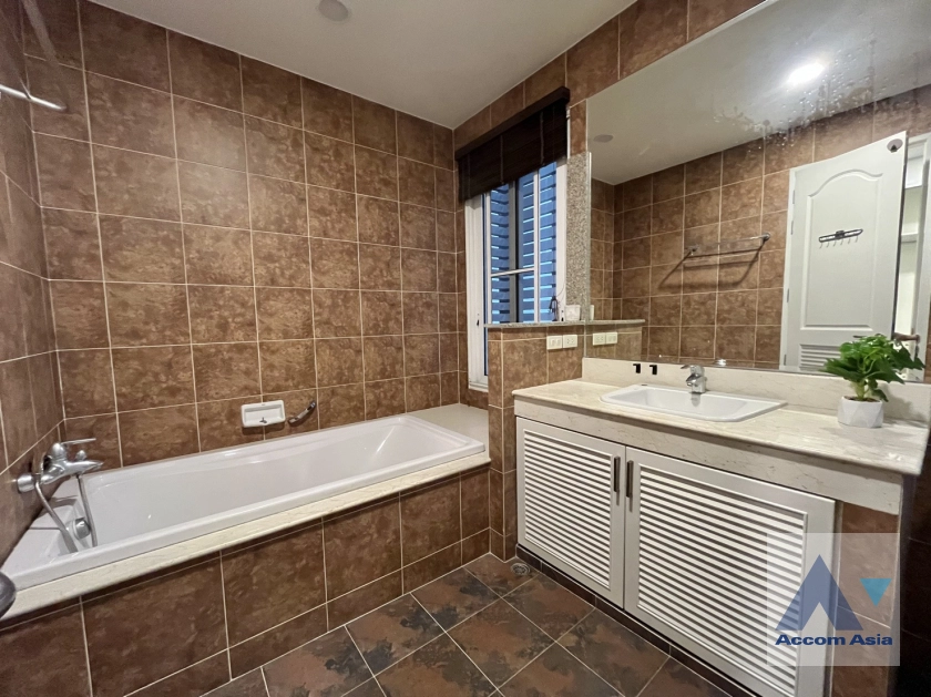 28  5 br House for rent and sale in Ratchadaphisek ,Bangkok MRT Huai Khwang AA44204