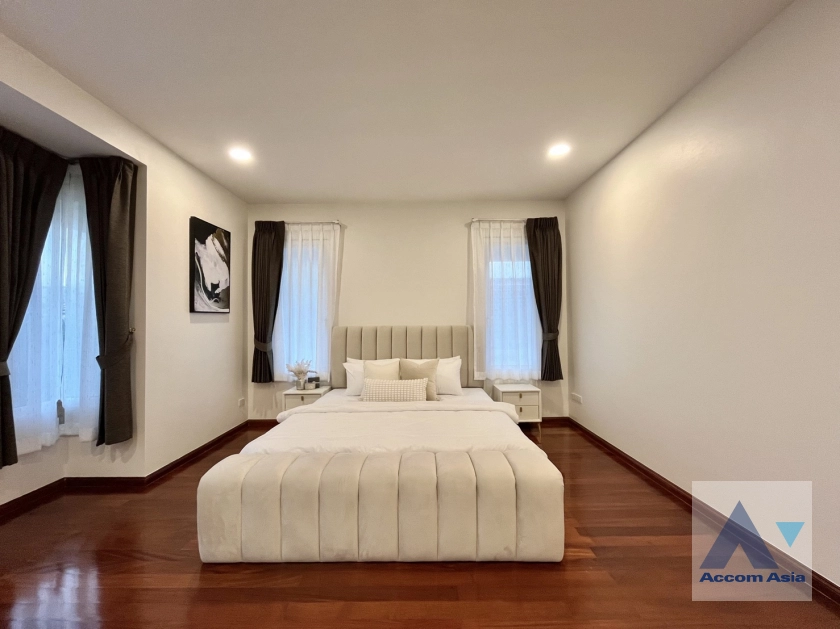 17  5 br House for rent and sale in Ratchadaphisek ,Bangkok MRT Huai Khwang AA44204