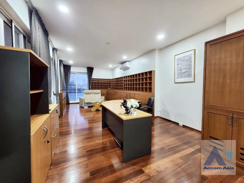 14  5 br House for rent and sale in Ratchadaphisek ,Bangkok MRT Huai Khwang AA44204