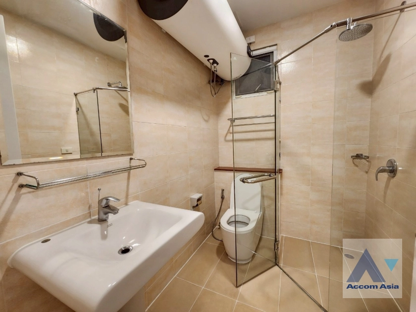 30  5 br House for rent and sale in Ratchadaphisek ,Bangkok MRT Huai Khwang AA44204