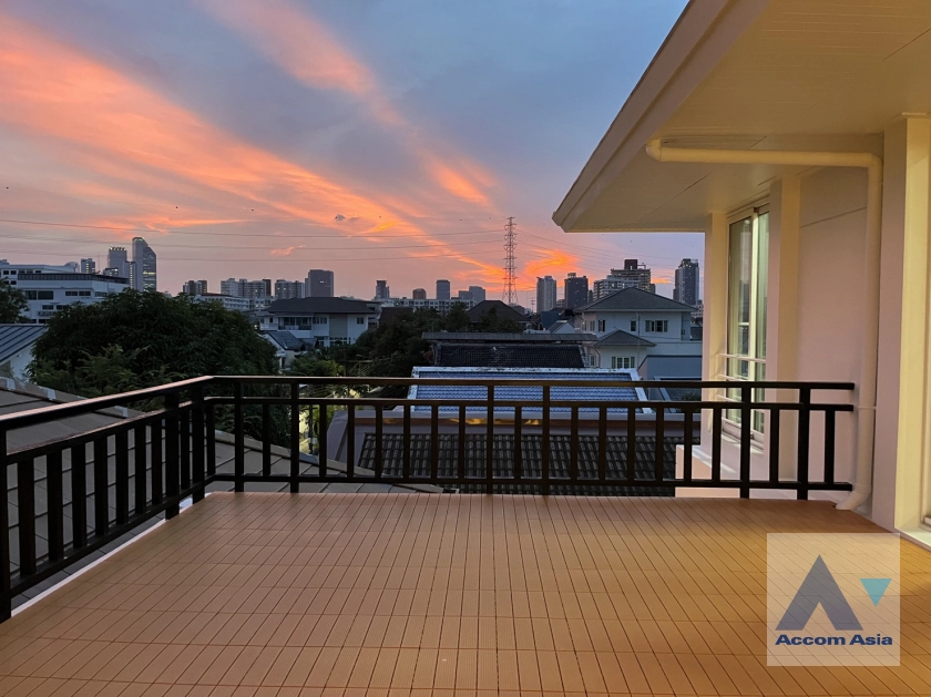 27  5 br House for rent and sale in Ratchadaphisek ,Bangkok MRT Huai Khwang AA44204