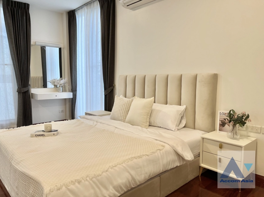 24  5 br House for rent and sale in Ratchadaphisek ,Bangkok MRT Huai Khwang AA44204