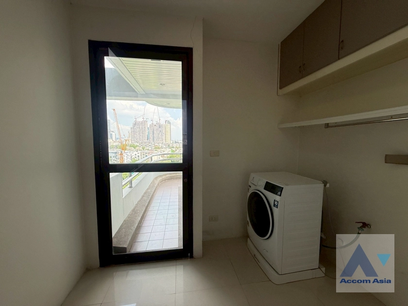 9  2 br Apartment for rent and sale in Sukhumvit ,Bangkok BTS Ekkamai at High-Rise Living with a Large Balcony Apartment in Ekkamai AA44209