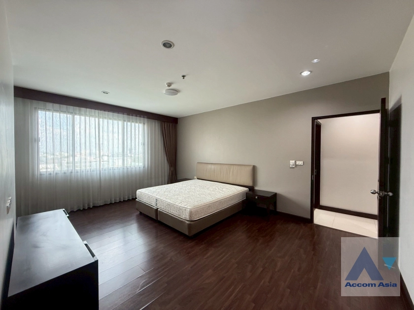12  2 br Apartment for rent and sale in Sukhumvit ,Bangkok BTS Ekkamai at High-Rise Living with a Large Balcony Apartment in Ekkamai AA44209
