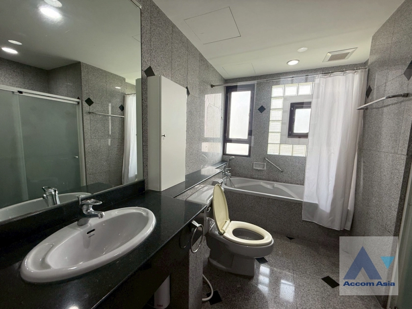 18  2 br Apartment for rent and sale in Sukhumvit ,Bangkok BTS Ekkamai at High-Rise Living with a Large Balcony Apartment in Ekkamai AA44209