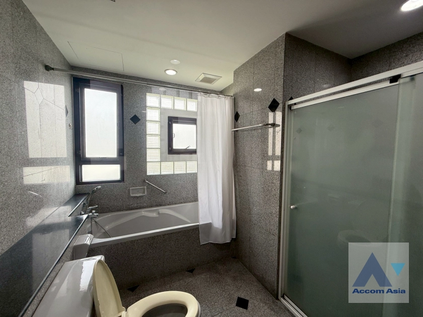 17  2 br Apartment for rent and sale in Sukhumvit ,Bangkok BTS Ekkamai at High-Rise Living with a Large Balcony Apartment in Ekkamai AA44209