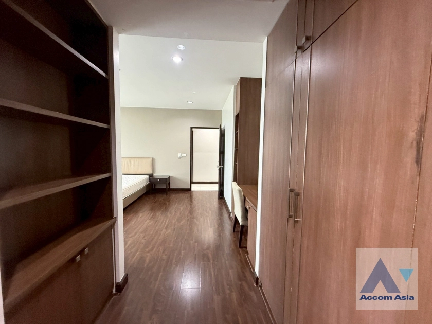 10  2 br Apartment for rent and sale in Sukhumvit ,Bangkok BTS Ekkamai at High-Rise Living with a Large Balcony Apartment in Ekkamai AA44209