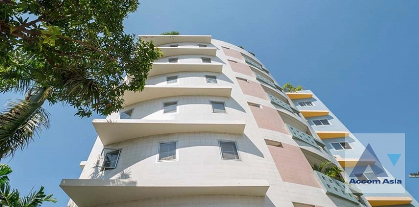 unit 3 Bedrooms  Apartment For Rent in Sathorn, Bangkok  near BTS Chong Nonsi (AA44214)