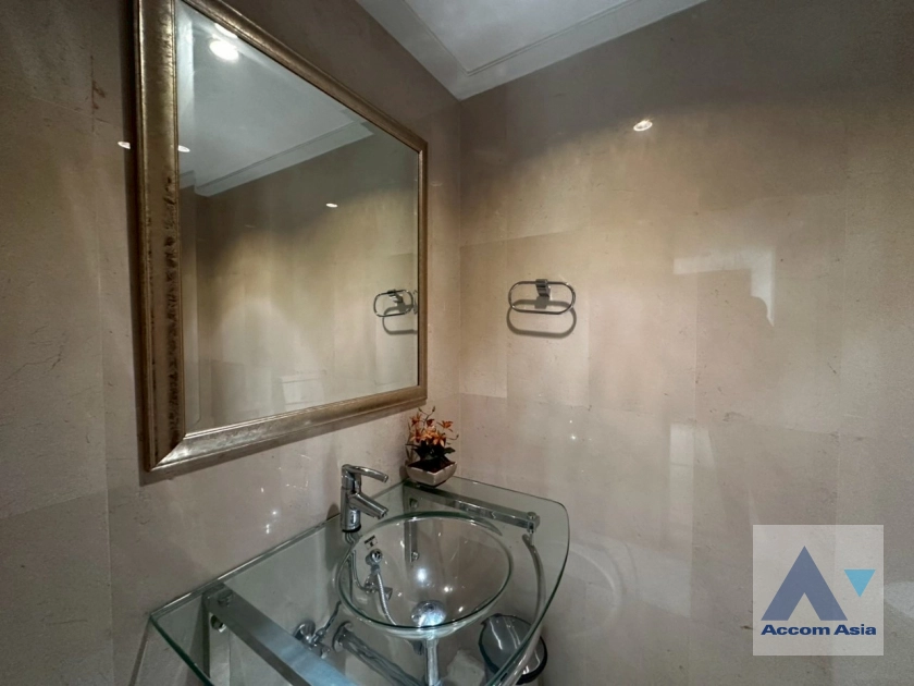 18  4 br Condominium For Sale in Ploenchit ,Bangkok BTS Chitlom at Somkid Gardens AA44225