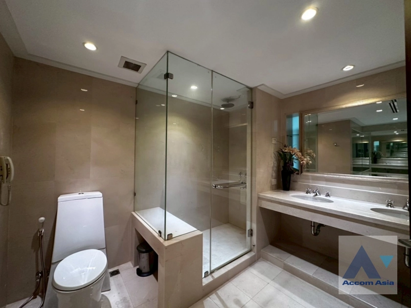 22  4 br Condominium For Sale in Ploenchit ,Bangkok BTS Chitlom at Somkid Gardens AA44225