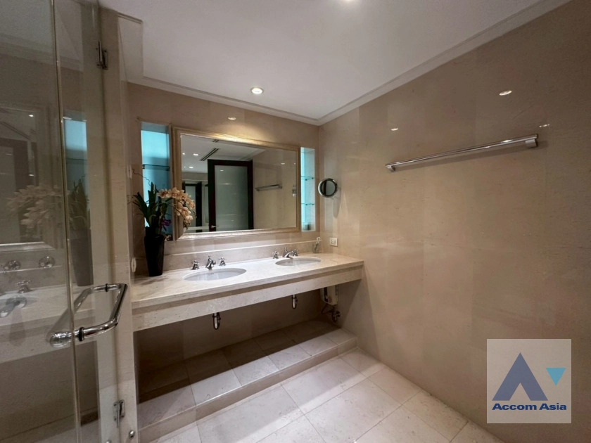 23  4 br Condominium For Sale in Ploenchit ,Bangkok BTS Chitlom at Somkid Gardens AA44225