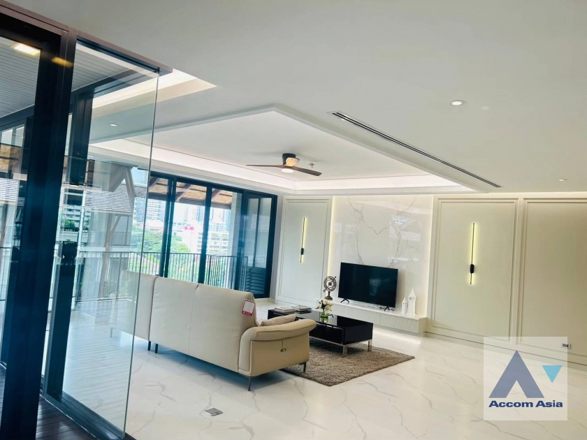 unit 4 Bedrooms  Apartment For Rent in Sukhumvit, Bangkok  near BTS Phrom Phong (AA44234)